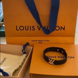 New Louis Vuitton Épi leather twist LV bracelet